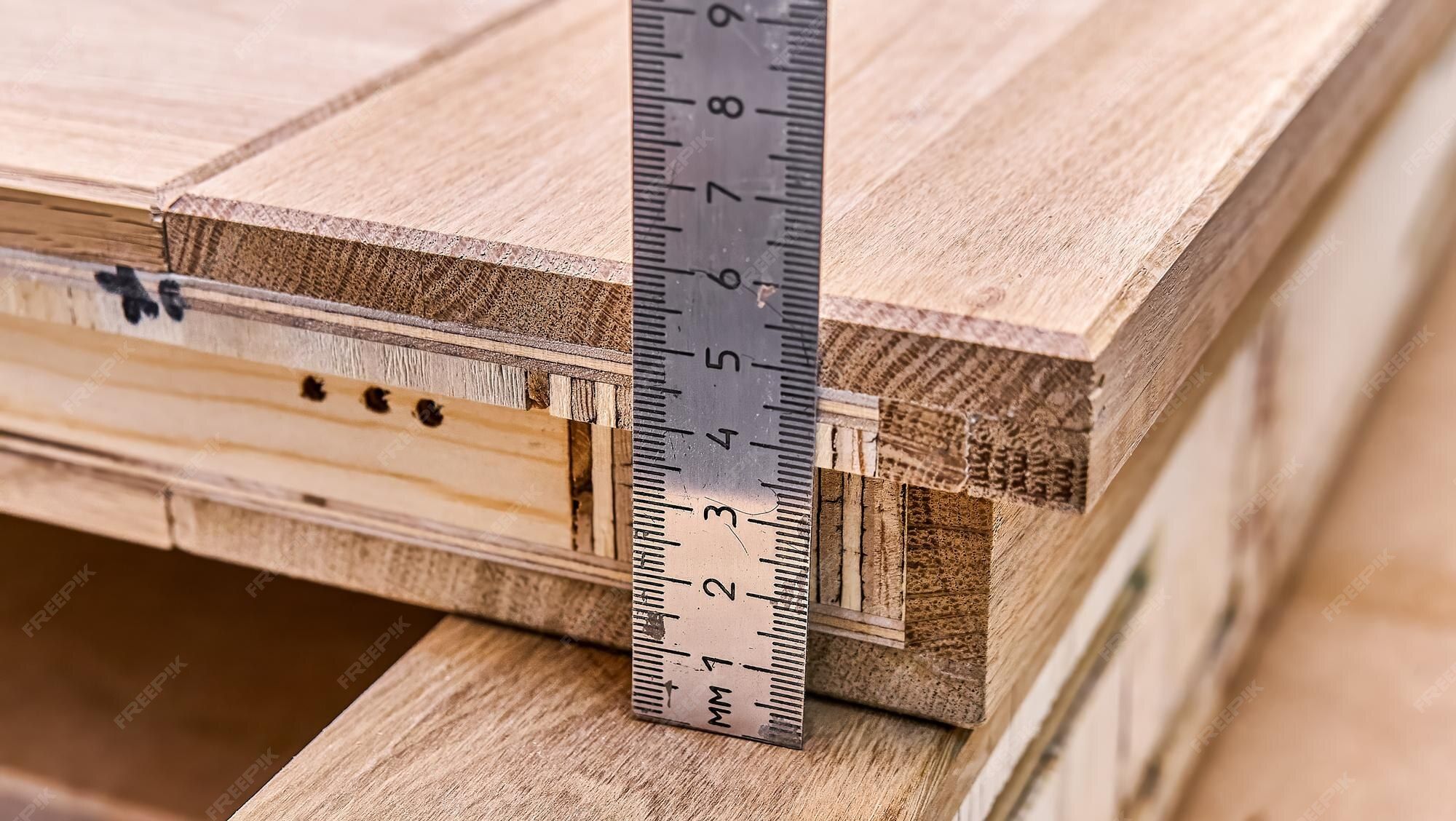 Linjal foran treverk