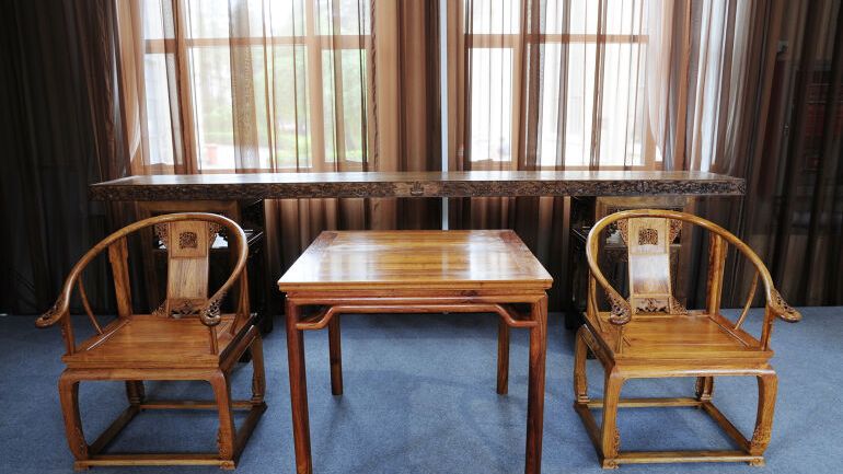 To stoler og et bord i tre